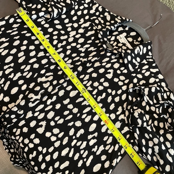 Chico’s Ruffle Dot Print Top Size 4 Black White Abstract Dalmatian Dots Career - Picture 8 of 9